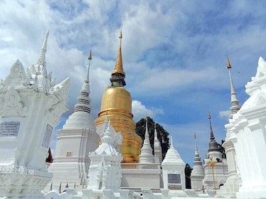 Halvdag Doi Suthep-templet med stadens tempel från Chiang Mai