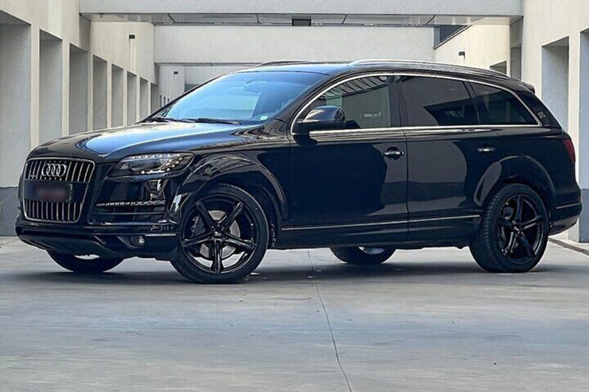 Luxury SUV Audi Q7 with ultra fast WiFi