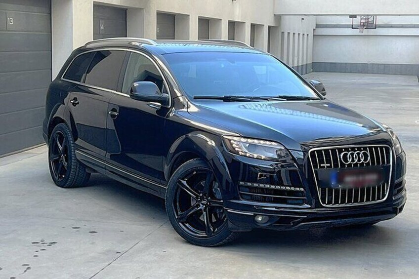 Luxury SUV Audi Q7 with ultra fast WiFi