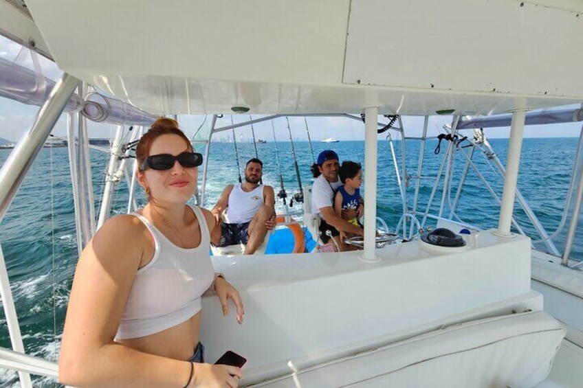 Half-Day Fishing and Cruising Panama Bay Tour in Private Yacht
