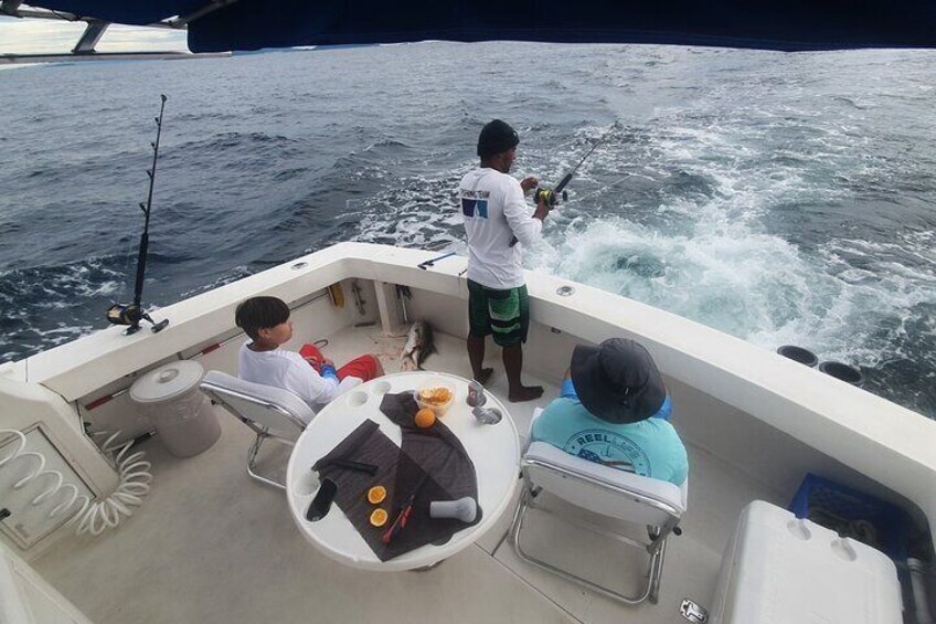 Half-Day Fishing and Cruising Panama Bay Tour in Private Yacht