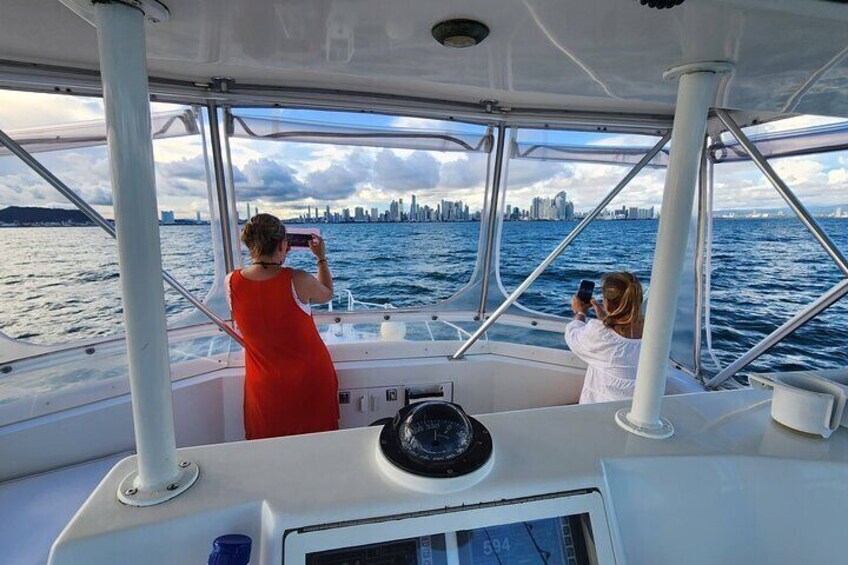 Half-Day Fishing and Cruising Panama Bay Tour in Private Yacht