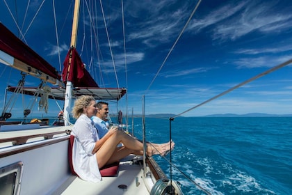 Airlie Beach: Whitehaven Beach Sailing and Snorkelling Tour