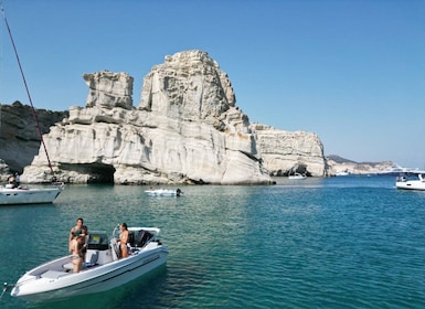 Desde Milos: crucero privado de medio día a Kleftiko y la cueva de Sikia