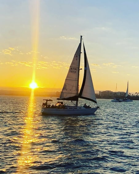 San Diego: Guided Sunset Sailing Cruise with Drinks