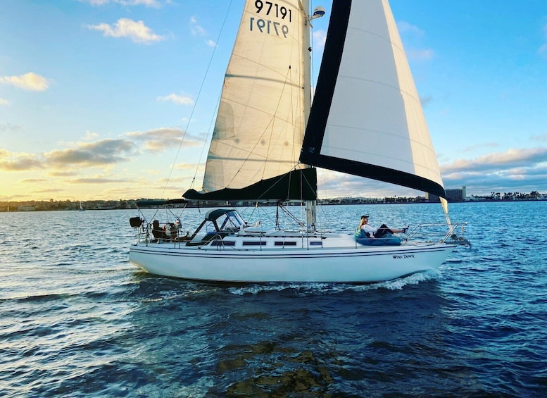 San Diego: Sunset and Day Sailing Excursion with Drinks