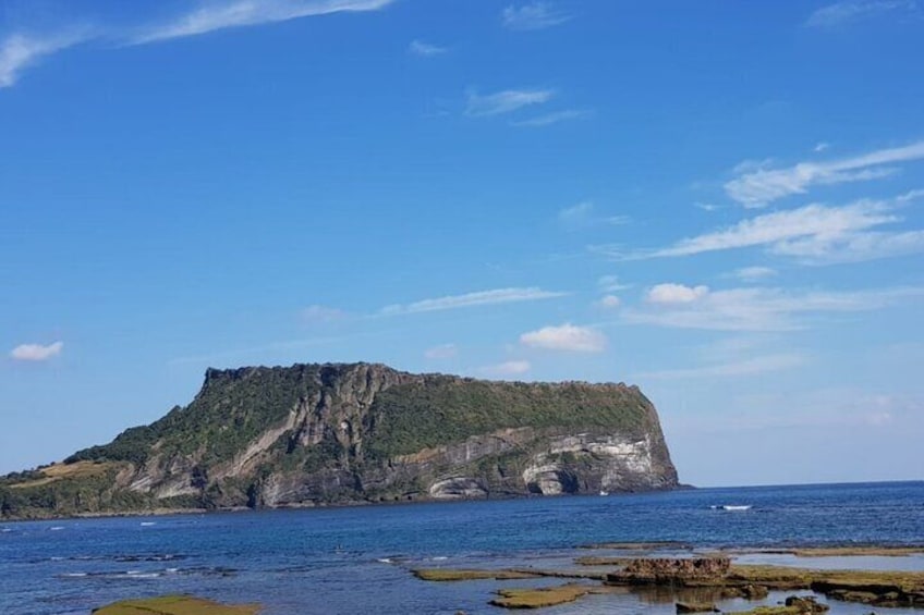 Seongsan Ilchulbong, also called ‘Sunrise Peak’, is an archetypal tuff cone formed by hydrovolcanic eruptions upon a shallow seabed about 5 thousand years ago. 