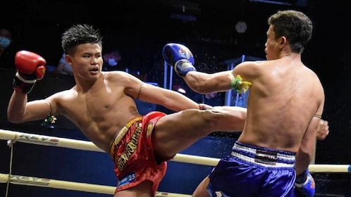 Muay Thai-boxning på fredagskvällen i Phuket på Rawai MuayThai Boxing Camp