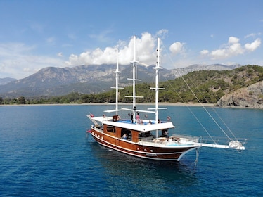 Crucero azul por la bahía de Kemer desde Antalya y Belek
