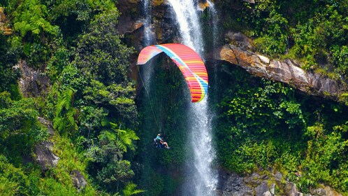 Desde Medellín: recorrido en parapente en cuatriciclo y cascada