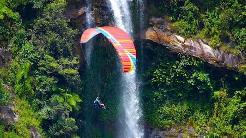 Depuis Medellín : Excursion en VTT et parapente dans les cascades