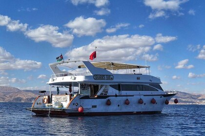 Aqaba: Excursión de snorkel en barco por el Mar Rojo con almuerzo buffet