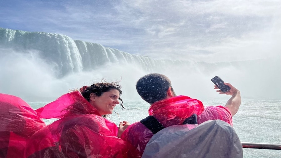 Niagara Falls Small Group Walking Tour w/Voyage To The Falls Boat