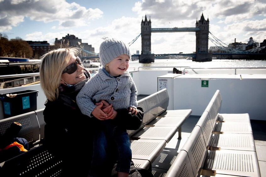 First Access Tower of London Tour with Crown Jewels & Cruise