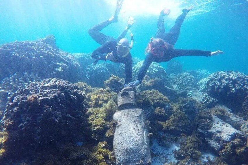 On Ovahe Beach you can find beautiful underwater landscapes including a Submerged Moai. Read our comments you can not miss this beautiful experience, you can take the pictures.