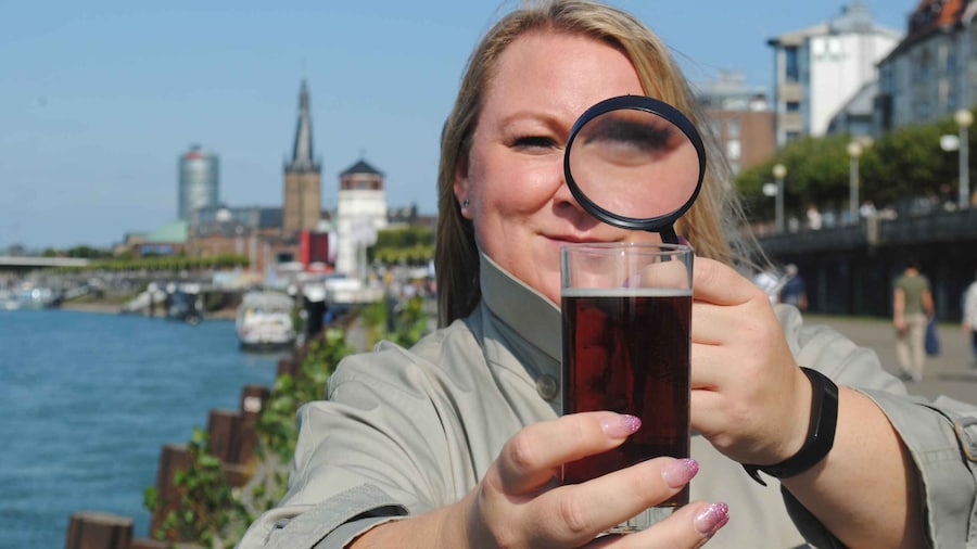 Düsseldorf: Old Town Interactive Crime Tour with actor