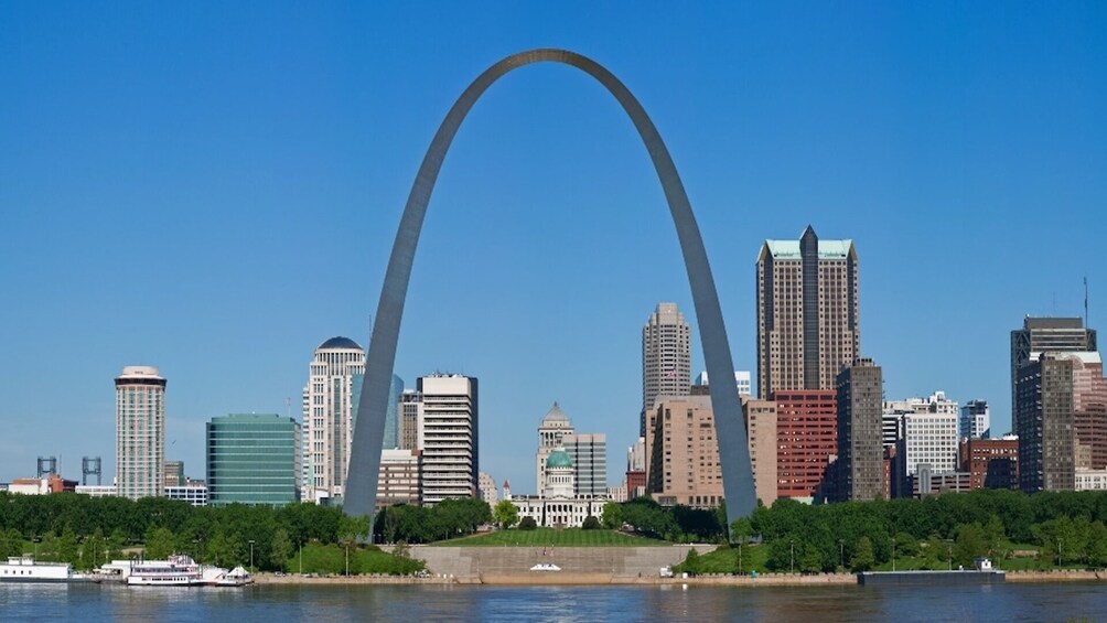 St. Louis Small Group Walking Tour with St. Louis Arch and River Cruise