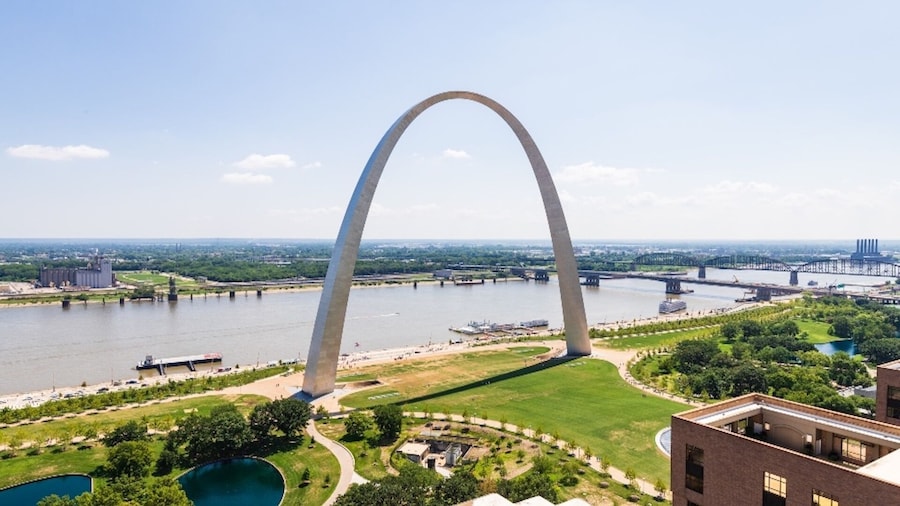 St. Louis Small Group Walking Tour with St. Louis Arch and River Cruise