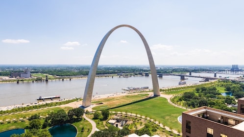 Tur Jalan Kaki Kelompok Kecil di St. Louis dengan St Louis Arch dan River C...