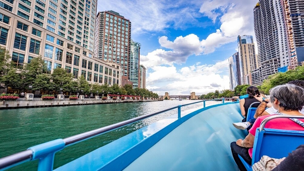 Chicago Small Group Walking Tour with Skydeck and Boat Cruise