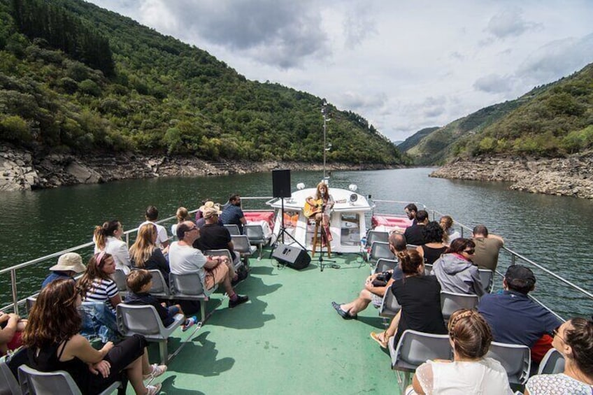 Tour from santaigo to Ribeira sacra with boat trip and 5 wine tastings