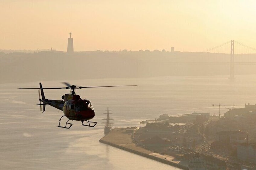 4-hour tour of Lisbon and Helicopter Ride(option)
