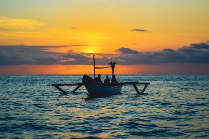 ล่องเรือชมพระอาทิตย์ตกโดย Jukung พร้อมอาหารทะเลมื้อค่ำ