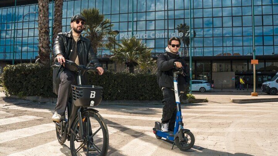 Pescara tour by e-scooter or bike among art, flavors and shopping