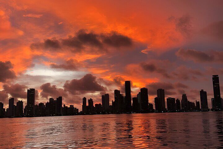2 hrs Tour in Cartagena Bay with Sunset View