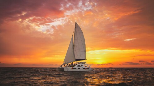 Luxuriöse Sonnenuntergangs-Segelfahrt mit Snacks und offener Bar an Bord