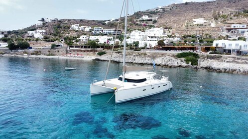 Crucero al atardecer en catamarán semiprivado Rhenia (hasta 10 personas)