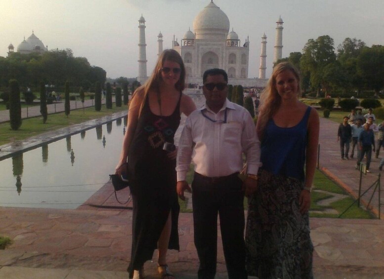 From Delhi: Private Taj Mahal and Agra Fort Day Trip by Car