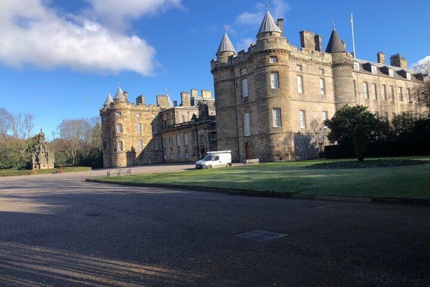 E-bike tour of Palace, Parliament and Edinburgh's hidden castle