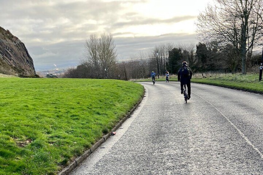 E-bike tour of Palace, Parliament and Edinburgh's hidden castle