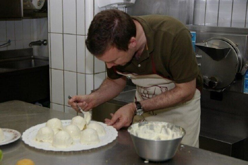 Small Group Ice Cream Making Class in Sorrento