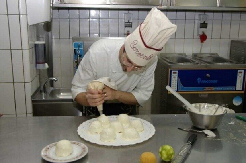 Small Group Ice Cream Making Class in Sorrento