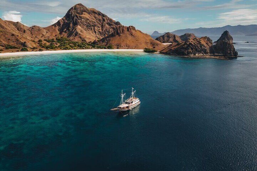 3 Days Deluxe Boat Private Cabin Sailing Trip in Komodo Island 