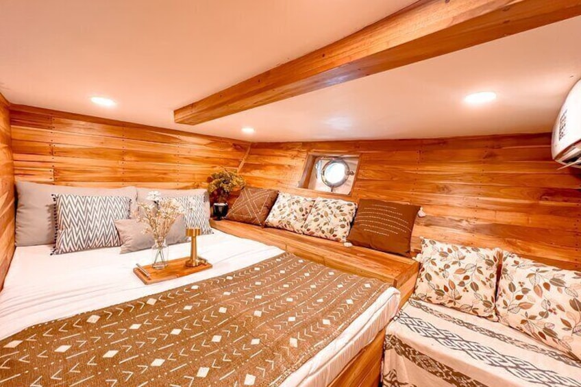 3 Days Deluxe Boat Private Cabin Sailing Trip in Komodo Island 