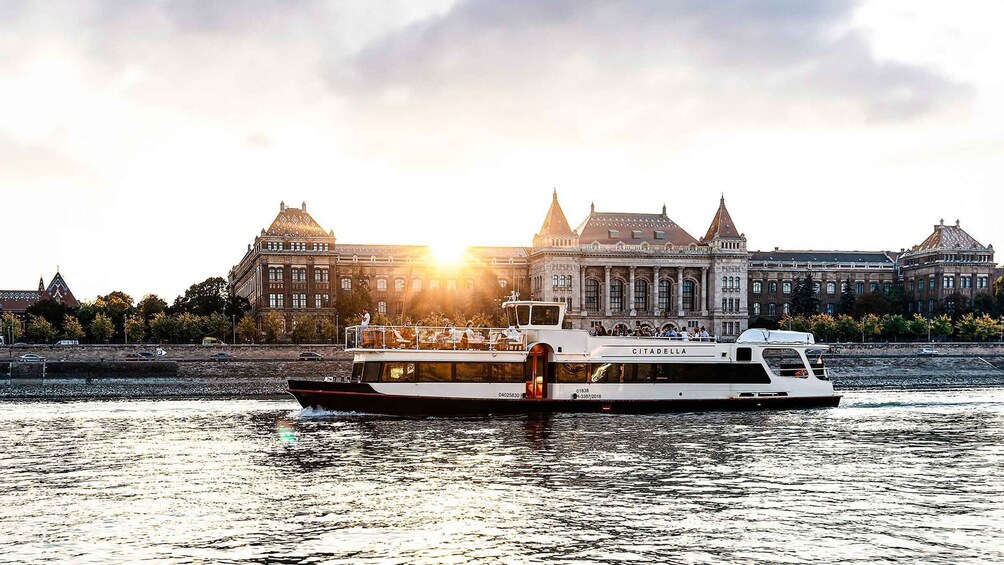 Budapest: Premium Evening Cruise with Tokaj Frizzante