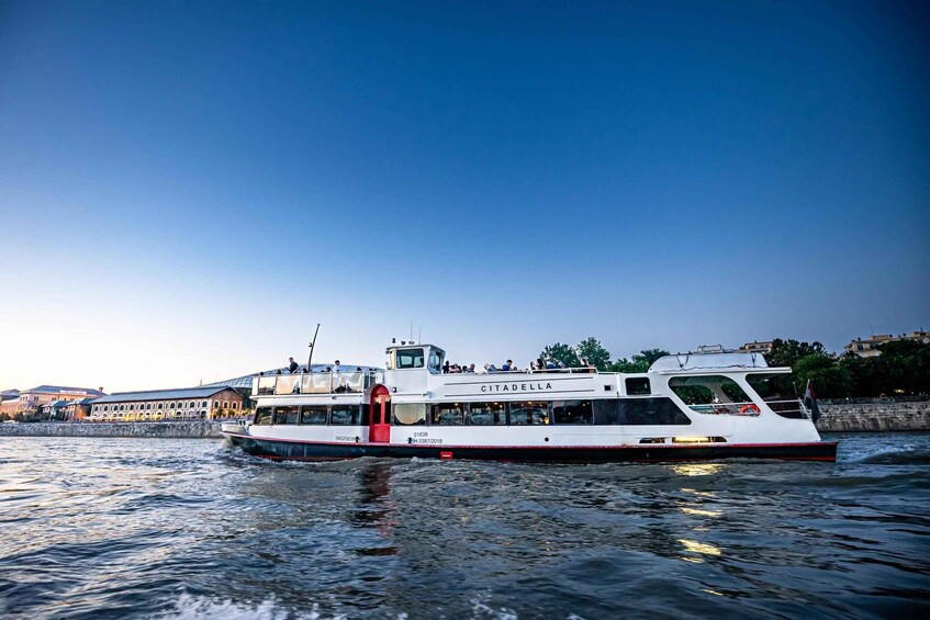 Picture 29 for Activity Budapest: Premium Evening Cruise with Tokaj Frizzante