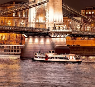 Budapest: Premium Sightseeing Cruise with Tokaj Frizzante