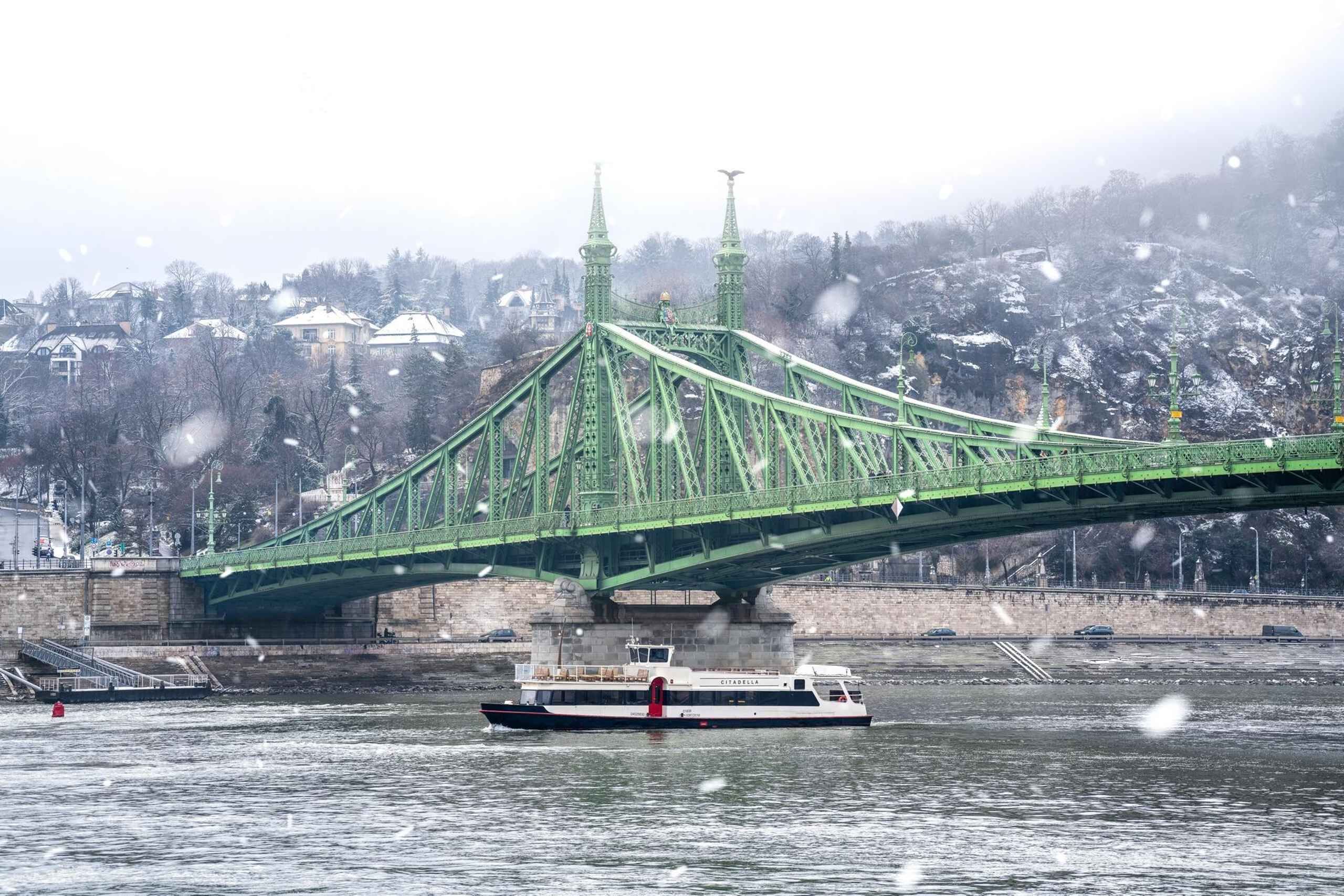 Budapest: Premium Sightseeing Cruise with Tokaj Frizzante