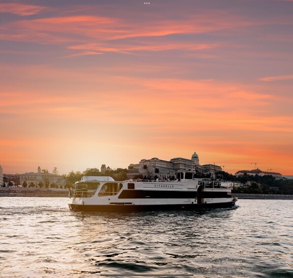 Budapest: Premium Evening Cruise with Tokaj Frizzante