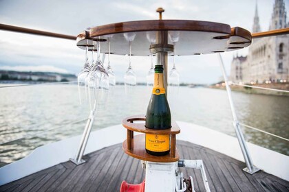 Budapest: Private Danube Yacht Cruise with Welcome Drink