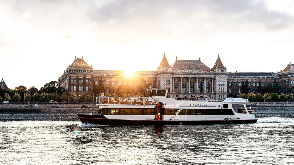 Budapest: Premium Daytime Cruise with Tokaj Frizzante