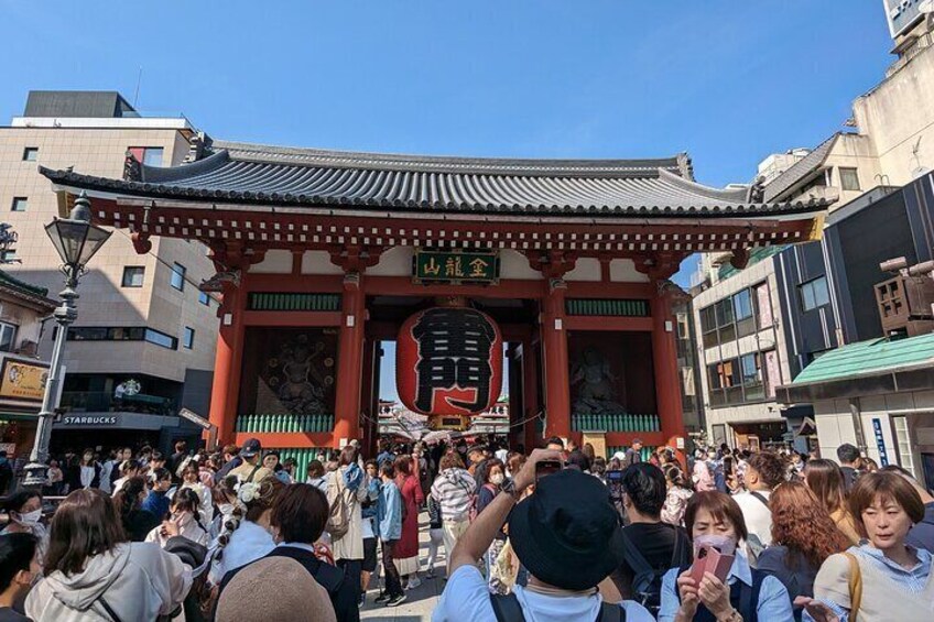 This is the Kaminarimon in Asakusa. It is the infamous gate that leads to the biggest Buddhist temple in Tokyo, the Seno-ji!