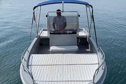 Excursion privée sur l'île d'Ischia en bateau Conero de 6,6 m