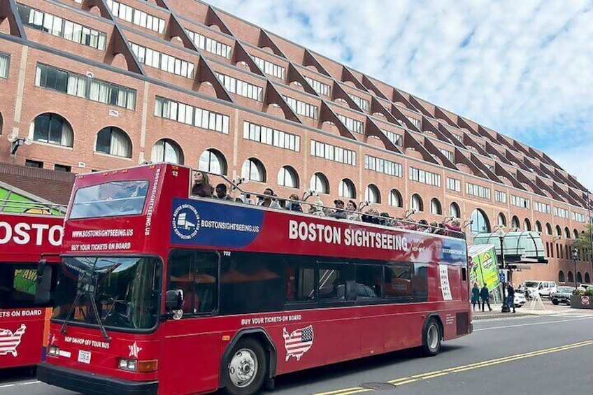 Boston Sightseeing bus is in Long Wharf 