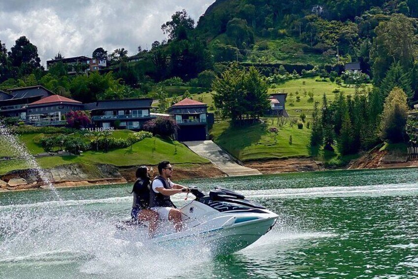 Jet ski in Guatapé Antioquia