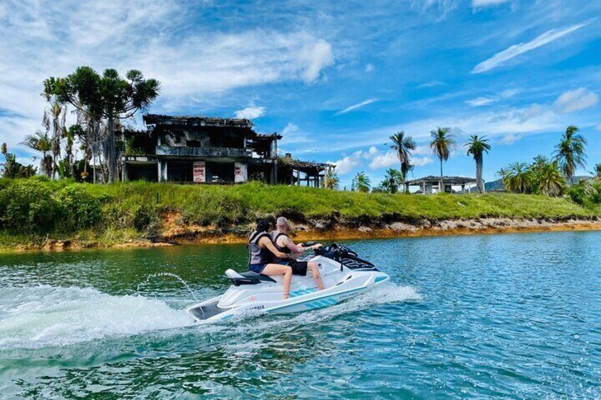 Jet ski in Guatapé Antioquia